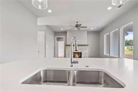 Kitchen - 72661 Robindale Dr, Covington, LA 70435 photo 3 of 4