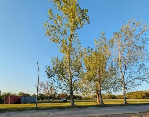 Exterior - 511 Park Blvd, Braithwaite, LA 70040 photo 2 of 5