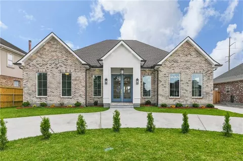 1105 Lake Frances Dr, Gretna, LA 70056