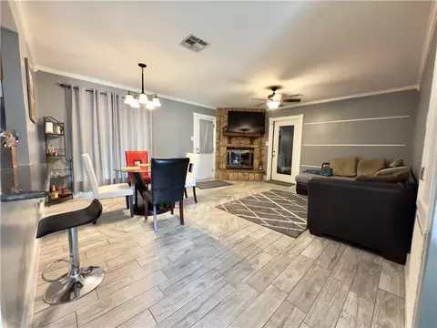 Living - 456 Hooper Dr, Kenner, LA 70065 photo 1 of 2