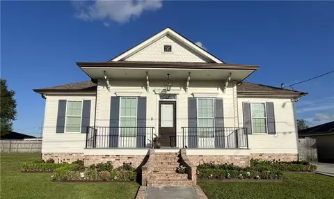 2917 Volpe Dr, Chalmette, LA 70043