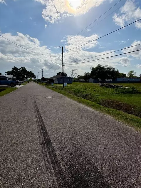 154 St Charles Place St, Hahnville, LA 70057