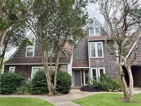 9 Spinnaker Ln, New Orleans, LA 70124