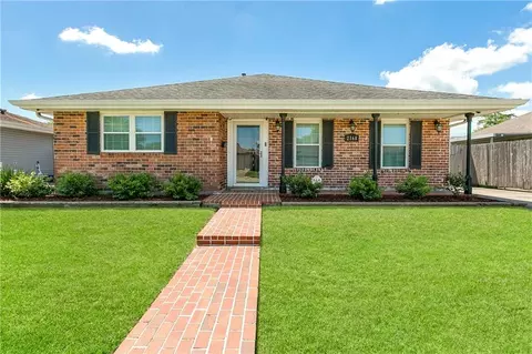 2168 Graham Dr, Gretna, LA 70056