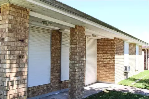 7671 Inlet Ln, New Orleans, LA 70128