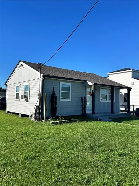 7220 Hattie St, Arabi, LA 70032