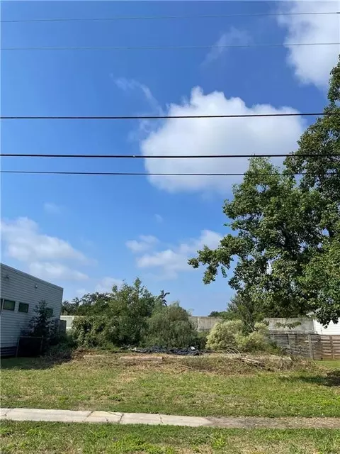 5016 Warrington Dr, New Orleans, LA 70122