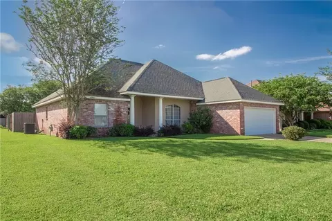 300 Oak Point Dr, Laplace, LA 70068