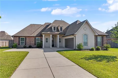 740 English Oak Dr, Madisonville, LA 70447