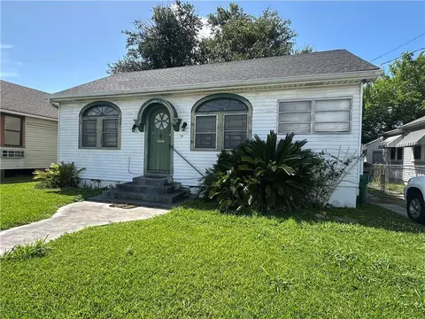 Exterior - 318 Harding St, Jefferson, LA 70121 photo 2 of 7