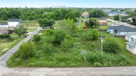 3166 Elmwood Park Dr, New Orleans, LA 70114