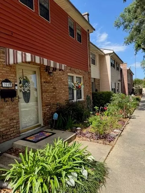 300 Coral Ave #F, Terrytown, LA 70056