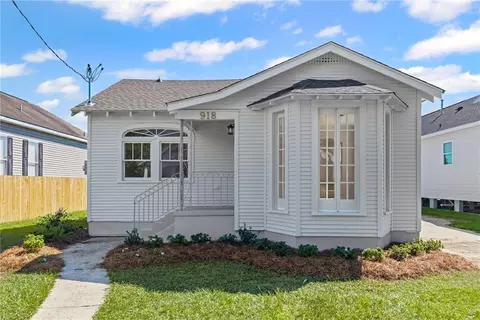 918 11th St, Gretna, LA 70053