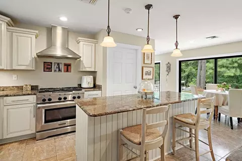 Kitchen - 14 Riverbend Ln, Covington, LA 70433 photo 2 of 3