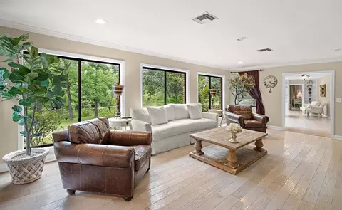 Living - 14 Riverbend Ln, Covington, LA 70433 photo 4 of 5