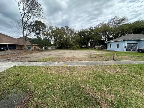 65 Willow Dr, Gretna, LA 70053