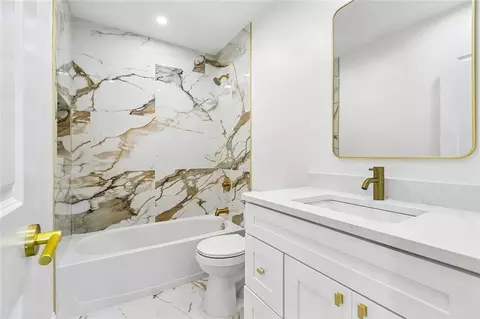 Bath - 433 Bertolino Dr, Kenner, LA 70065 photo 2 of 2