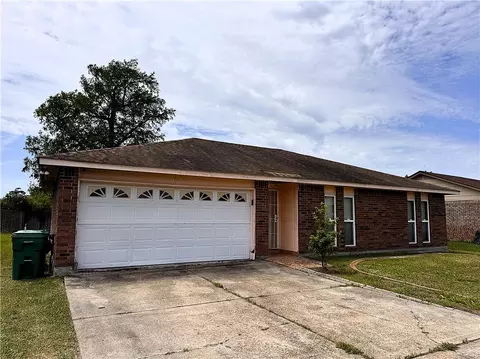 2476 Paige Janette Dr, Harvey, LA 70058