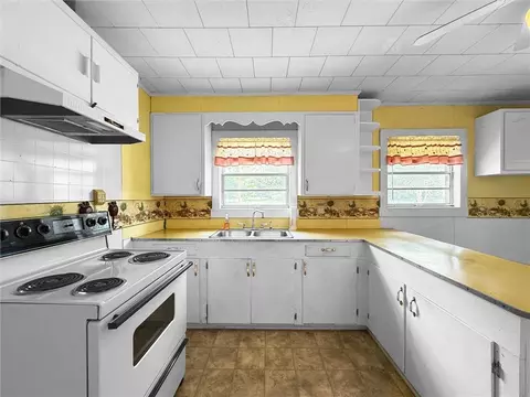 Kitchen - 18356 Nelson Rd, Covington, LA 70435 photo 2 of 3