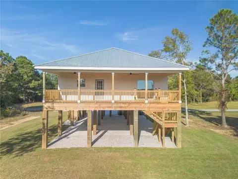 233 Farrar Ln, Waveland, MS 39576