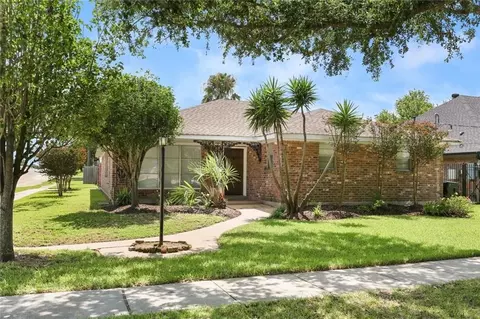 6151 Charlotte Dr, New Orleans, LA 70122