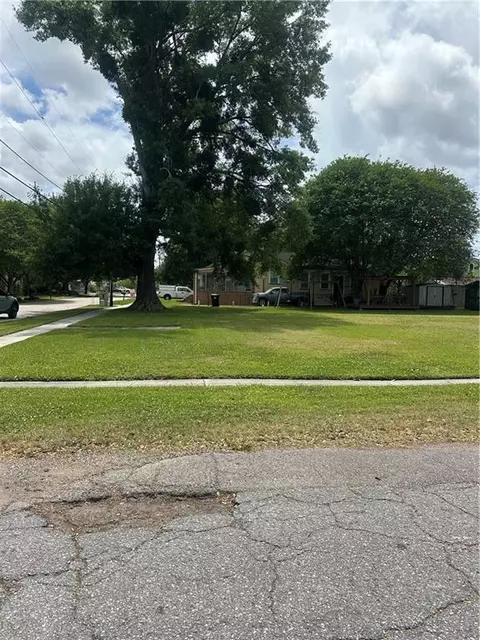 626 Lebeau St, Arabi, LA 70032