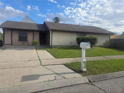5552 Grand Bayou Dr, New Orleans, LA 70129