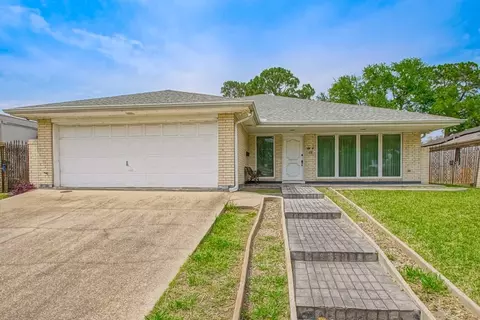 2219 Leon C Simon Dr, New Orleans, LA 70122