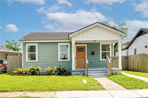3327 Mistletoe St, New Orleans, LA 70118