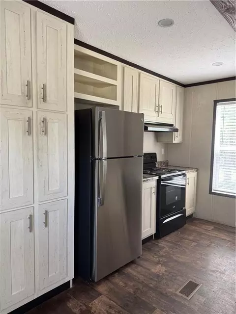 Kitchen - 29520 Lindas Haven Rd, Springfield, LA 70462 photo 2 of 4