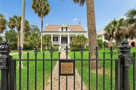 Exterior - 1815 Lakeshore Dr, Mandeville, LA 70448 photo 3 of 12