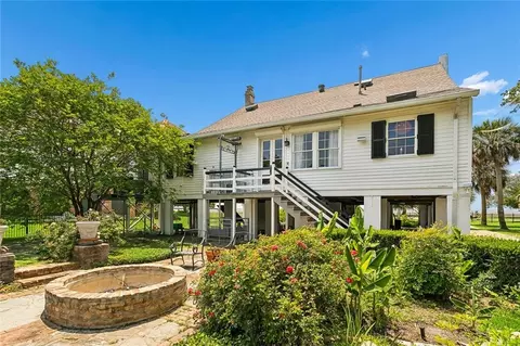 Exterior - 1815 Lakeshore Dr, Mandeville, LA 70448 photo 7 of 12