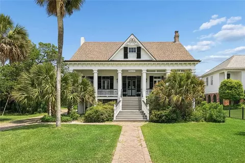 Exterior - 1815 Lakeshore Dr, Mandeville, LA 70448 photo 2 of 12