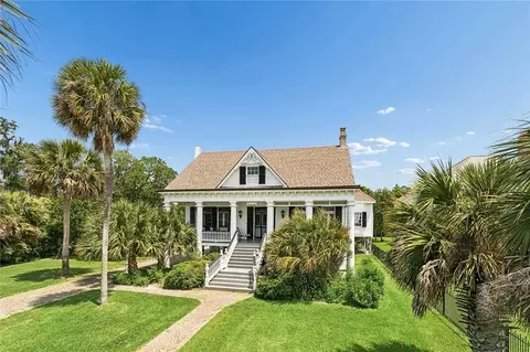 1815 Lakeshore Dr, Mandeville, LA 70448
