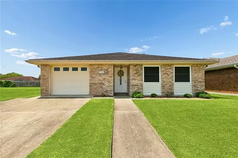 2108 Charles Dr, Chalmette, LA 70043