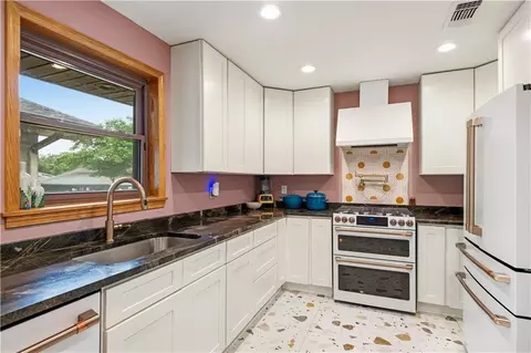 Kitchen - 1556 Tenth St, Slidell, LA 70458 photo 2 of 4