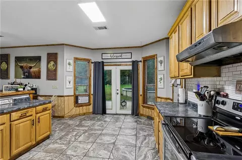 Kitchen - 55025 Highway 1054 Hwy, Independence, LA 70443 photo 2 of 2