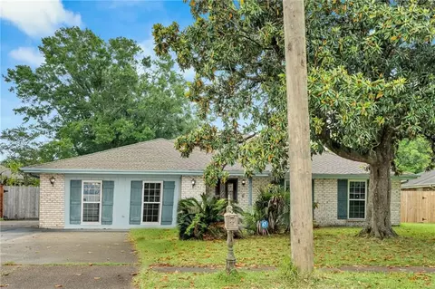 233 Colonial Club Dr, Harahan, LA 70123