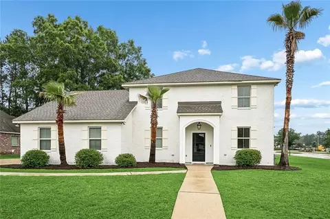300 Place Saint Julien Pl, Covington, LA 70433
