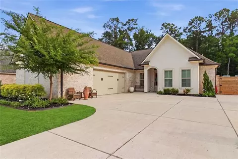 725 Elise Ln, Madisonville, LA 70447