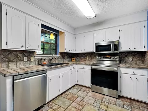 Kitchen - 2501 Jay St, Slidell, LA 70460 photo 3 of 4