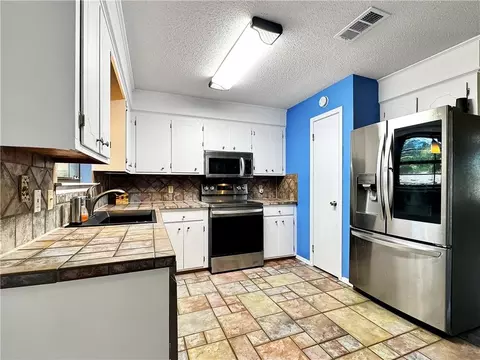 Kitchen - 2501 Jay St, Slidell, LA 70460 photo 4 of 4