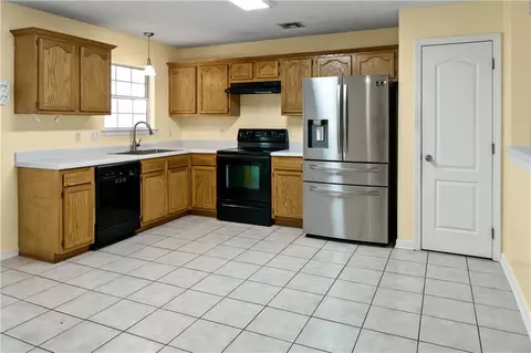 Kitchen - 2510 Crane St, Slidell, LA 70460 photo 2 of 3