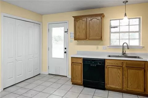Kitchen - 2510 Crane St, Slidell, LA 70460 photo 3 of 3