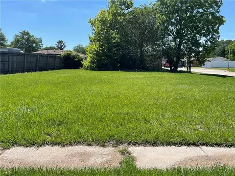 2416 Kinglet Dr, Poydras, LA 70085