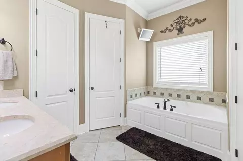 Bath - 313 Lac Cypriere Dr, Luling, LA 70070 photo 1 of 4