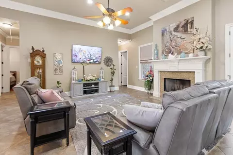 Living - 313 Lac Cypriere Dr, Luling, LA 70070 photo 3 of 4