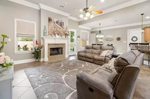 Living - 313 Lac Cypriere Dr, Luling, LA 70070 photo 4 of 4