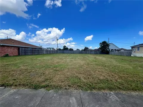 321 Llama Dr, Arabi, LA 70032