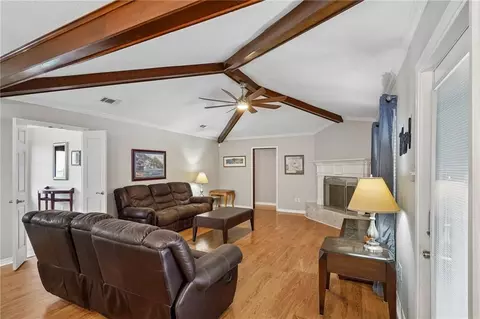 Living - 10 Glacier St, Kenner, LA 70065 photo 2 of 5